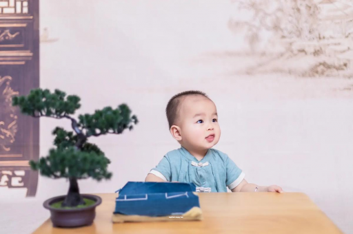 改则怀孕肚子中间凹两边凸